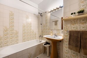 Shower, hair dryer, towels - Apartment 'Praia Da Rocha' with Balcony, Wi-Fi and Air Conditioning (Praia da Rocha)