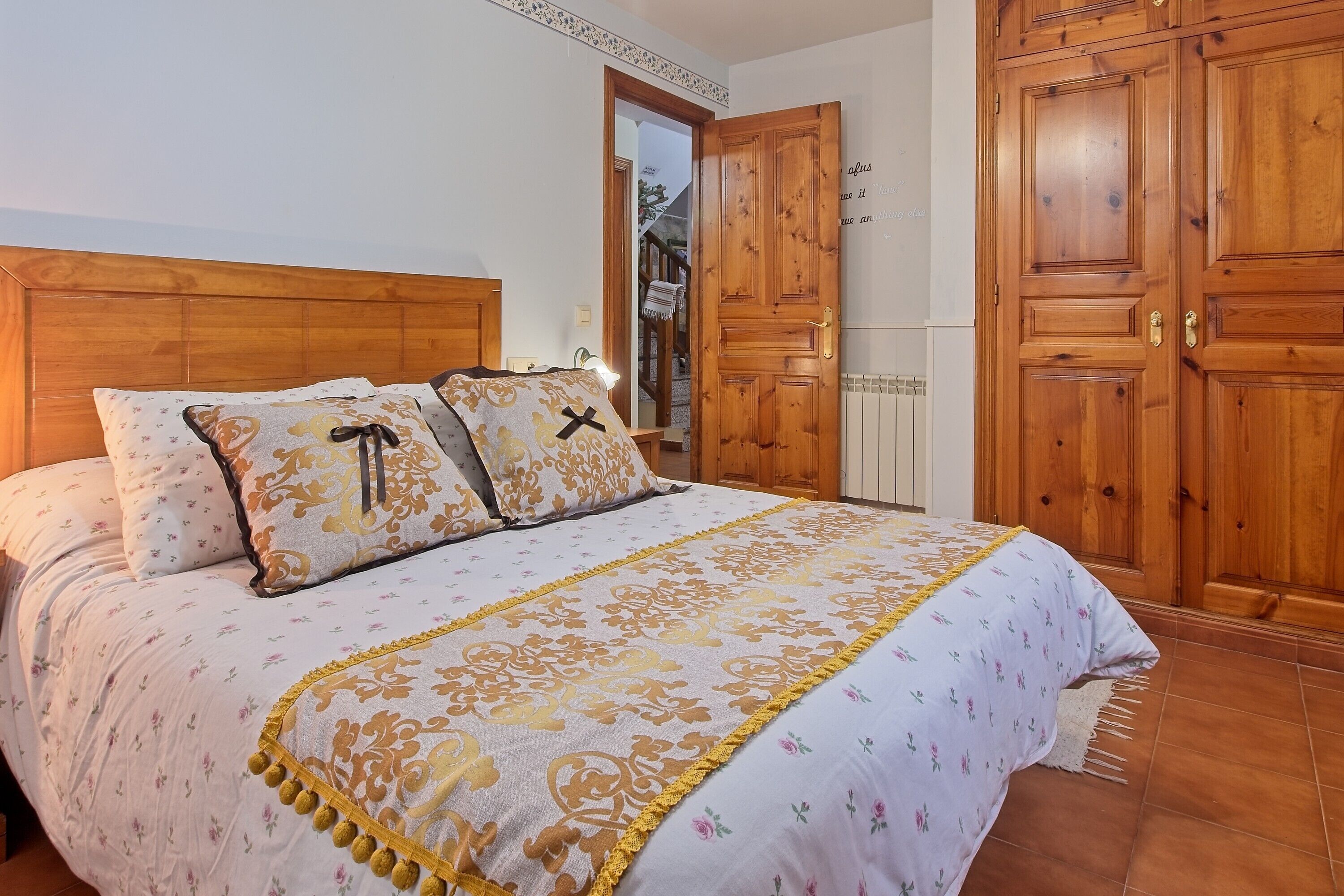 5 bedrooms, free WiFi, bed sheets