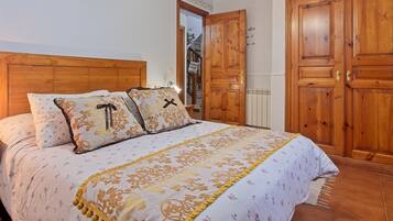 5 bedrooms, free WiFi, bed sheets