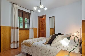 5 bedrooms, free WiFi, bed sheets