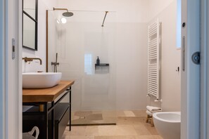 Een douche, een haardroger, handdoeken