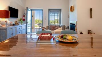 Televisión, chimenea y tenis de mesa