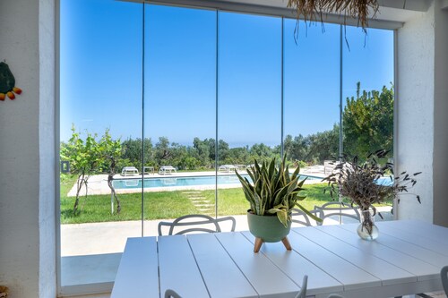 Villa 'La Corte Di Ninetta' with Sea View, Wi-Fi and Air Conditioning