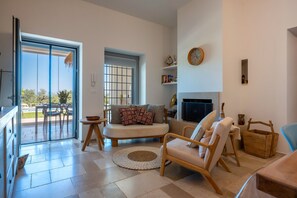 TV, caminetto, tavolo da ping pong