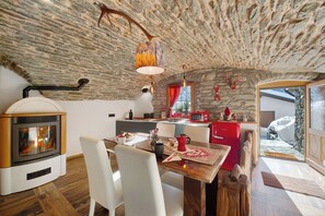 Dining - Apartment 'La Cachette' with Mountain View, Private Terrace and Wi-Fi (Aosta)