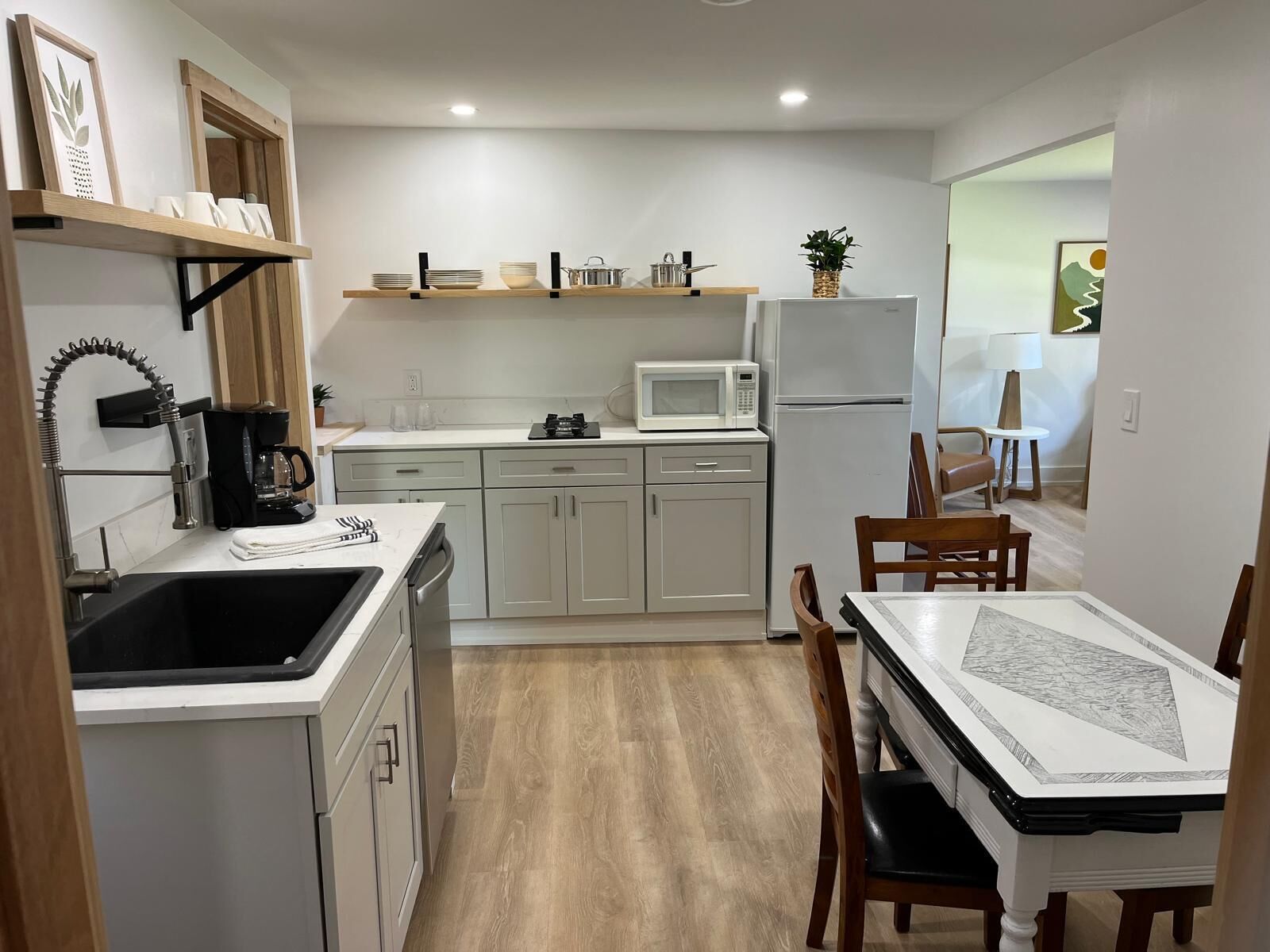 Mikrowelle, Herdplatte, Geschirrspüler