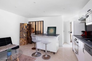 Kühlschrank, Mikrowelle, Herdplatte, Geschirrspüler
