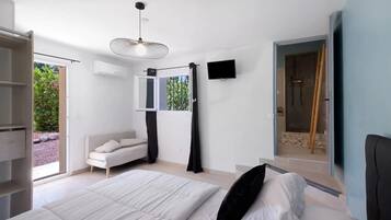 5 bedrooms, WiFi (free), bed sheets