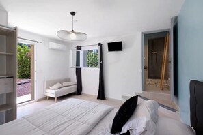 5 bedrooms, WiFi (free), bed sheets - Studio Apartment 'Le Sémaphore' with Shared Pool, Wi-Fi and Air Conditioning (Saint-Raphaël)