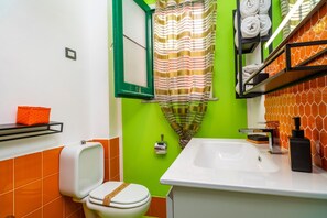 Suihku, hiustenkuivaaja, pyyhkeet