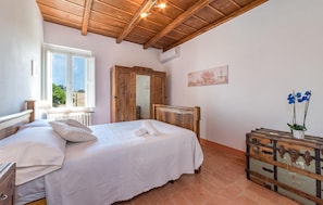 4 bedrooms, travel crib, free WiFi