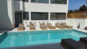 حمّام سباحة خارجي موسمي