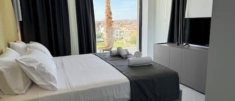 Premium Studio Suite | 1 bedroom, in-room safe, soundproofing, iron/ironing board