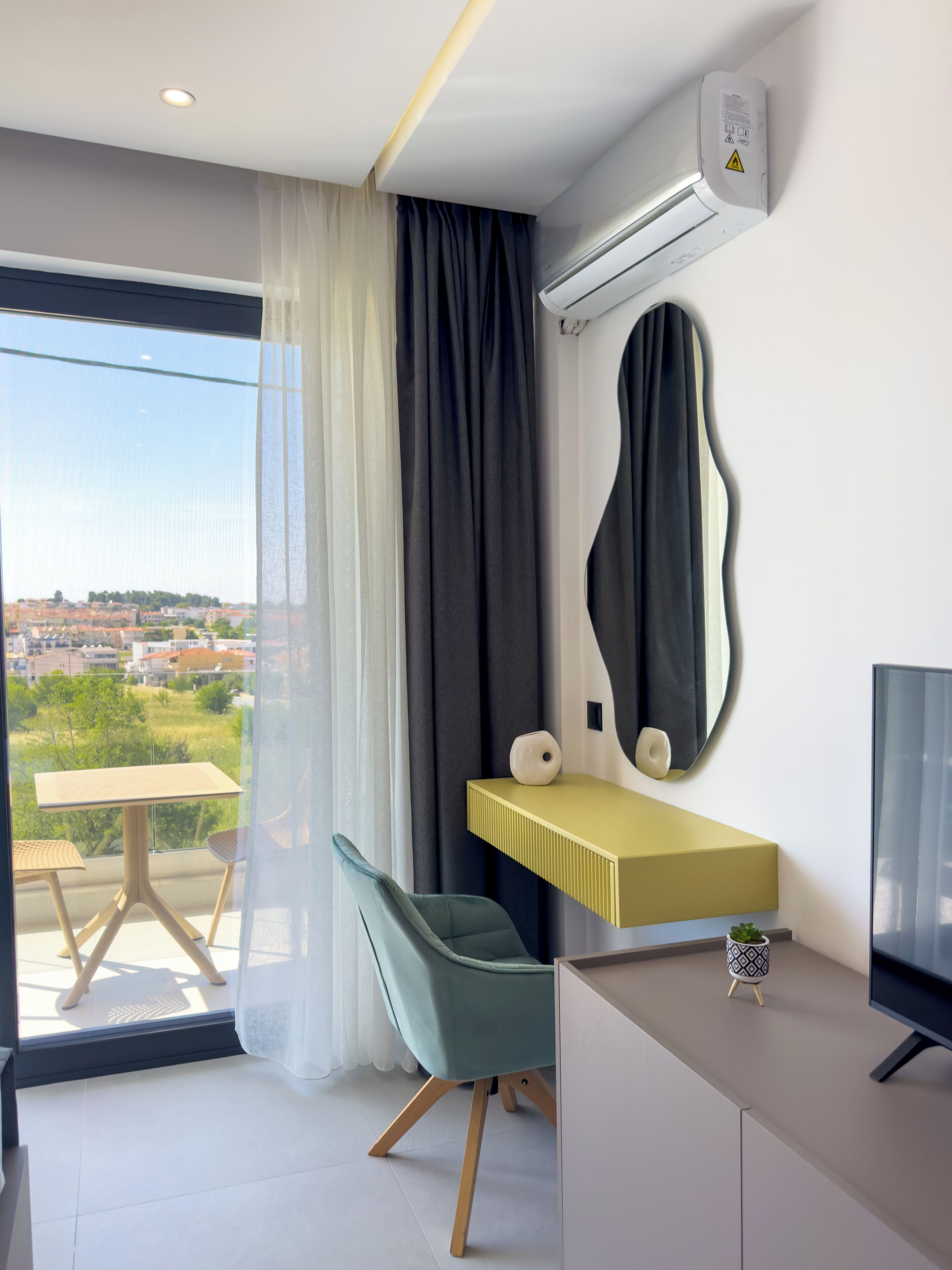 In-room safe, soundproofing, iron/ironing board, free WiFi