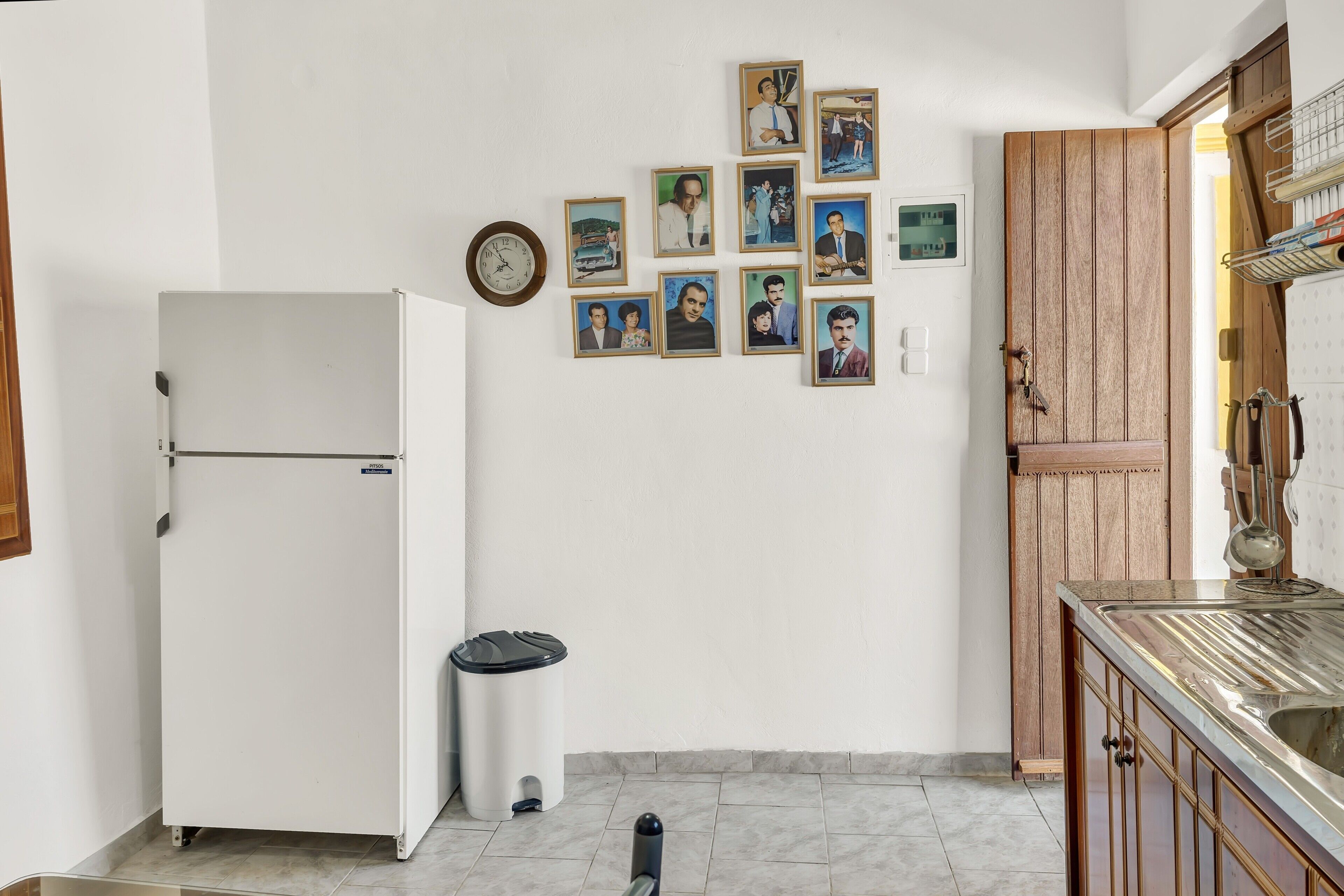 Kylskåp, ugn, spishäll och kaffe- och tebryggare