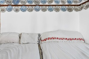 Free WiFi, bed sheets - Studio Apartment 'Villa Houvarda' with Mountain View, Private Terrace and Wi-Fi (Karpathos)