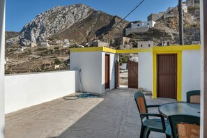 Outdoor dining - Studio Apartment 'Villa Houvarda' with Mountain View, Private Terrace and Wi-Fi (Karpathos)