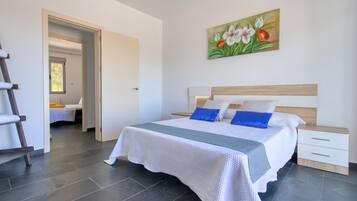 5 bedrooms, iron/ironing board, free WiFi, bed sheets