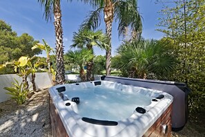Outdoor spa tub - Villa 'Fustera' with Private Pool, Wi-Fi and Air Conditioning (Benissa)