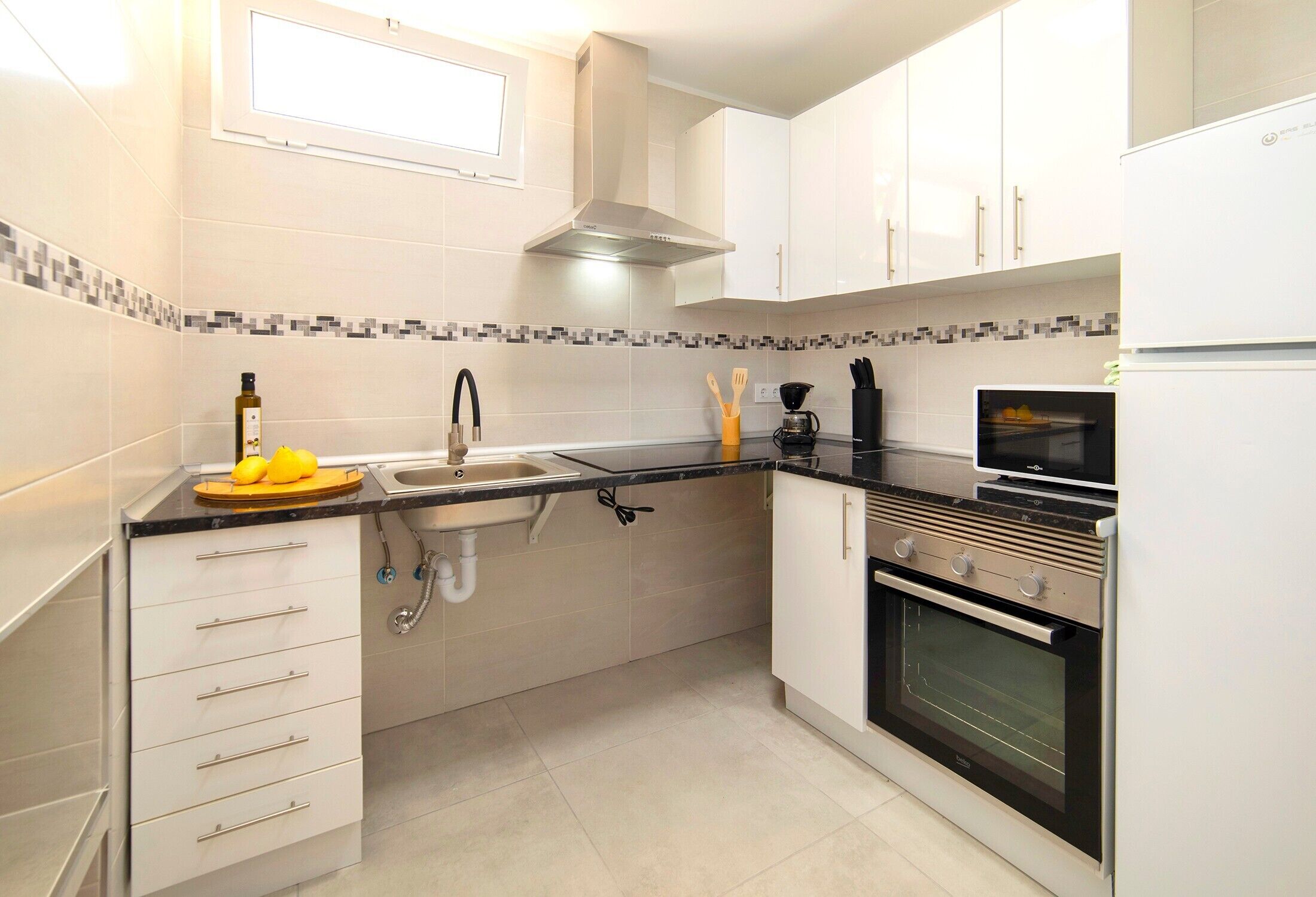 Køleskab, mikrobølgeovn, ovn, kogeplade