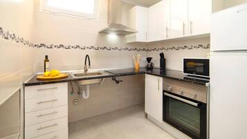 Køleskab, mikrobølgeovn, ovn, kogeplade