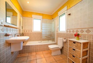 Dusj, hårføner og håndklær