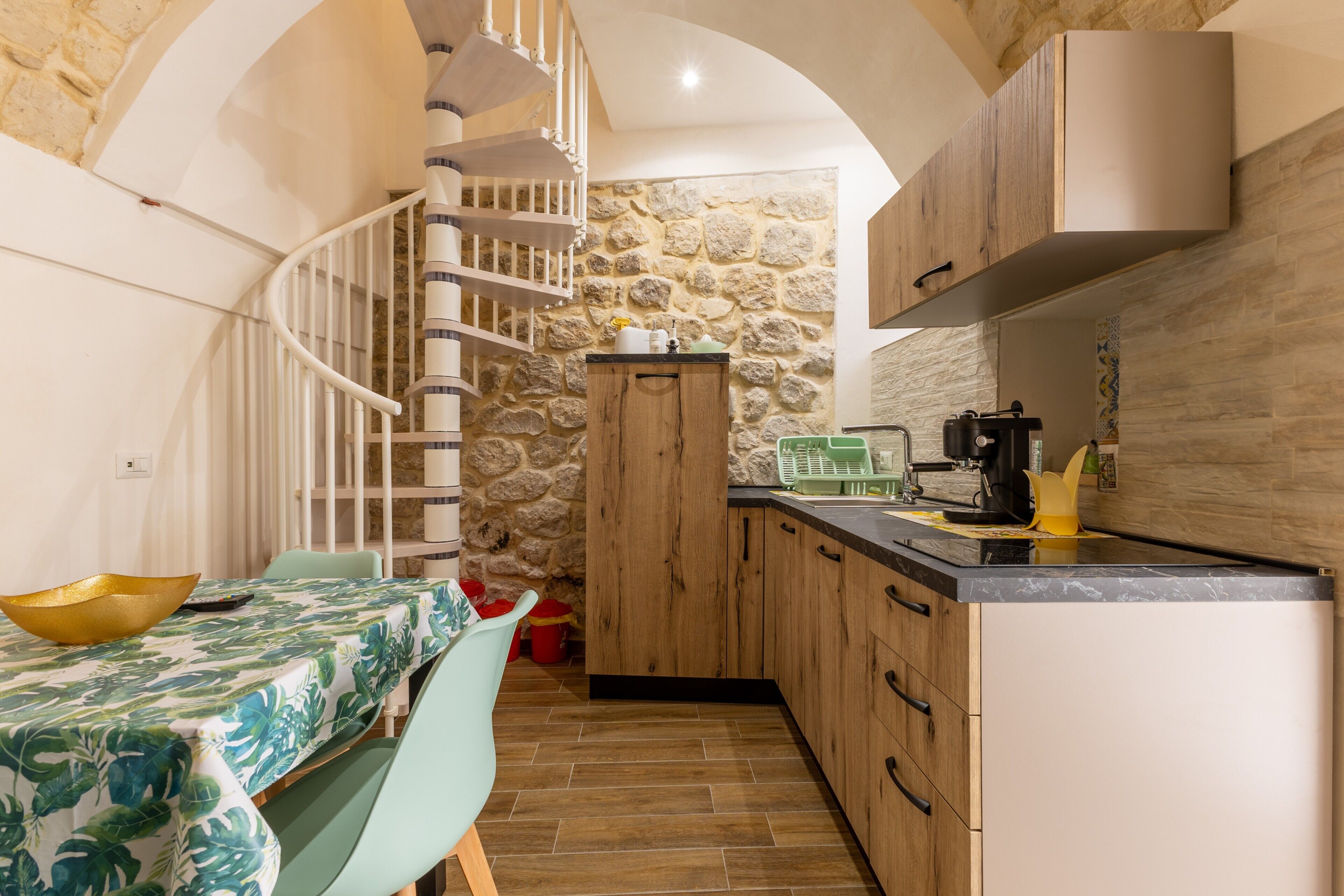 Kylskåp, spishäll, kaffe- och tebryggare och vattenkokare