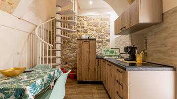 Kylskåp, spishäll, kaffe- och tebryggare och vattenkokare