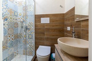 Douche, sèche-cheveux, serviettes fournies