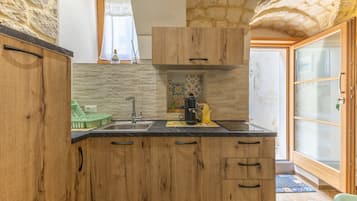 Fridge, stovetop, coffee/tea maker, electric kettle