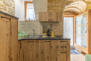 Réfrigérateur, plaque de cuisson, cafetière/bouilloire