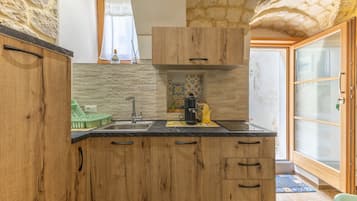 Kühlschrank, Herdplatte, Wasserkocher mit Kaffee-/Teezubehör
