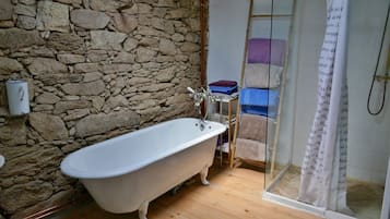Een douche, een haardroger, handdoeken