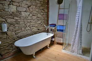 Shower, hair dryer, towels - Country House 'La Casa De Salce' with Private Garden and Wi-Fi (SALCE)