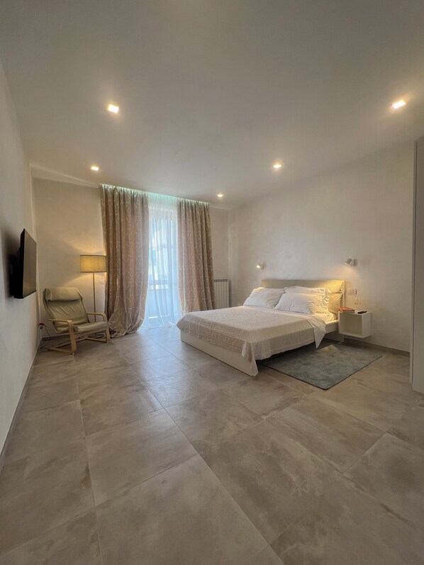 2 bedrooms, iron/ironing board, travel crib, free WiFi