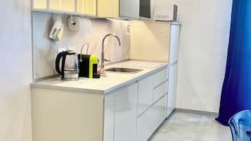 Kühlschrank, Mikrowelle, Herdplatte, Geschirrspüler