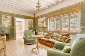 Televisión, chimenea, mesa de ping pong