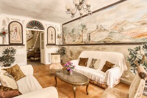 Televisión, chimenea, mesa de ping pong