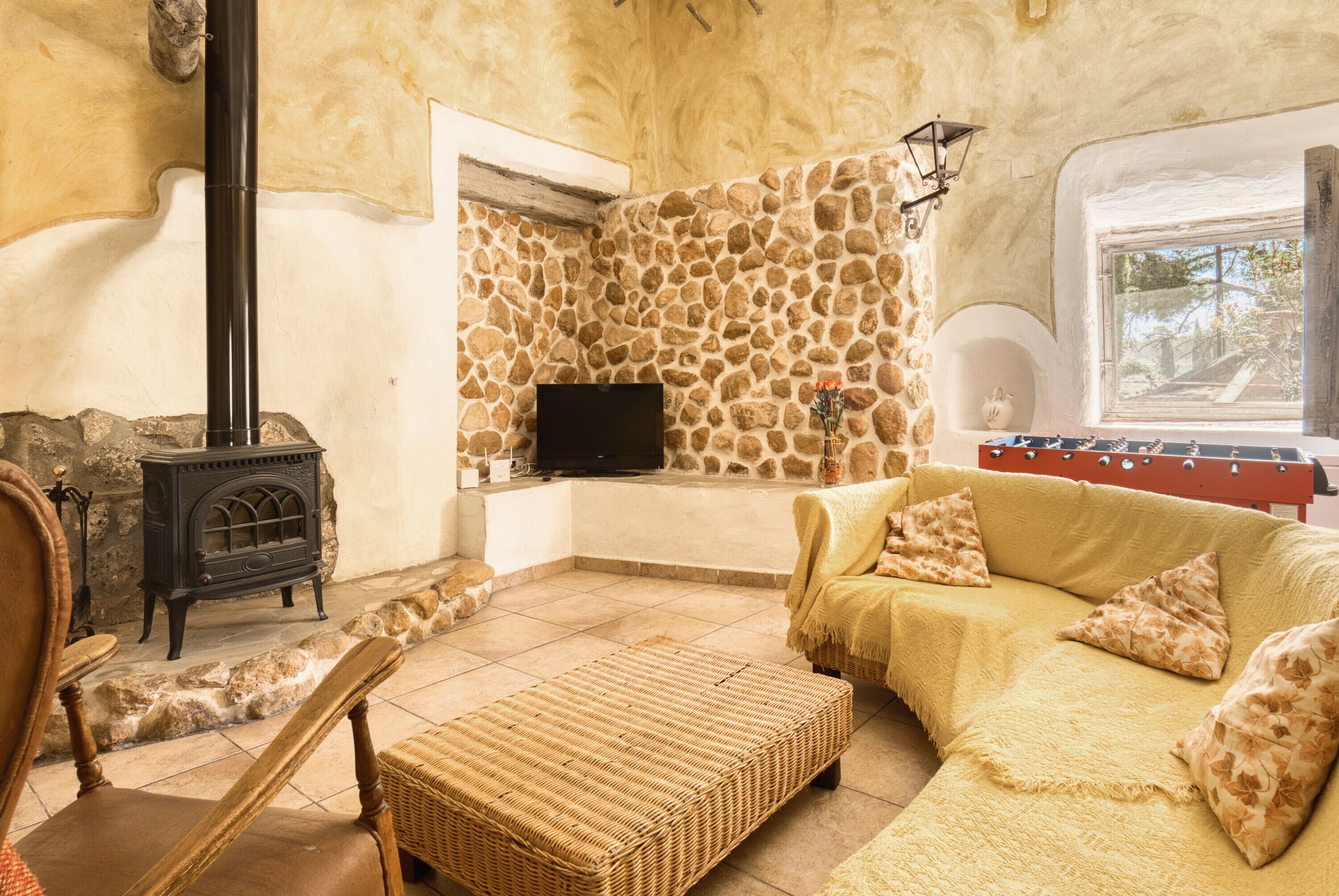 Una televisión, una chimenea