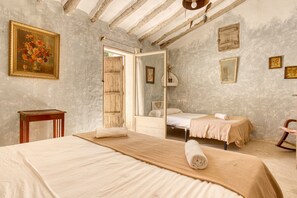 4 bedrooms, iron/ironing board, free WiFi, bed sheets