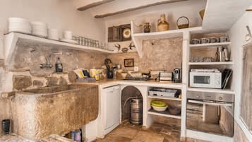 Een koelkast, een magnetron, een oven, een kookplaat