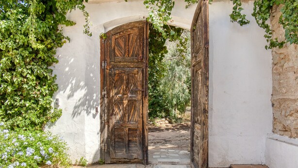 An arched wooden door leading to a stone pathway. - Country House 'Madara' with Mountain Views, Private Pool and Wi-Fi (Monòver)