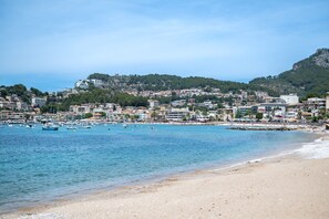 On the beach - Holiday Home 'Ca'n Repic' with Mountain View, Private Terrace and Wi-Fi (Illes Balears)