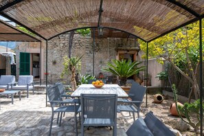 Outdoor dining - Holiday Home 'Ca'n Repic' with Mountain View, Private Terrace and Wi-Fi (Illes Balears)
