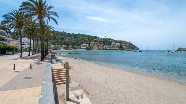 A coastal promenade with a sandy beach, palm trees, and a view of the sea with boats. - Holiday Home 'Ca'n Repic' with Mountain View, Private Terrace and Wi-Fi (Illes Balears)