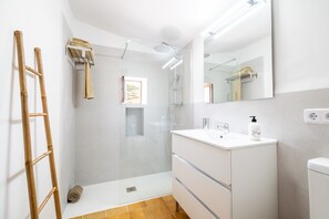 Shower, hair dryer, towels - Holiday Home 'Ca'n Repic' with Mountain View, Private Terrace and Wi-Fi (Illes Balears)