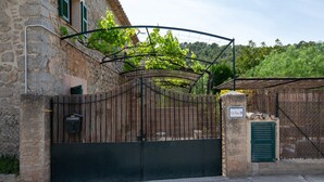 A gated entrance with a stone wall, a metal gate, and a sign indicating 'Cai Ripe 13'. - Holiday Home 'Ca'n Repic' with Mountain View, Private Terrace and Wi-Fi (Illes Balears)