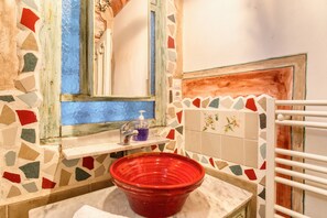 A bathroom with a red basin, a window, a mirror, and a tiled wall. - Country House 'Señores Y Tía Juana' with Mountain View, Private Pool and Wi-Fi (Monovar)