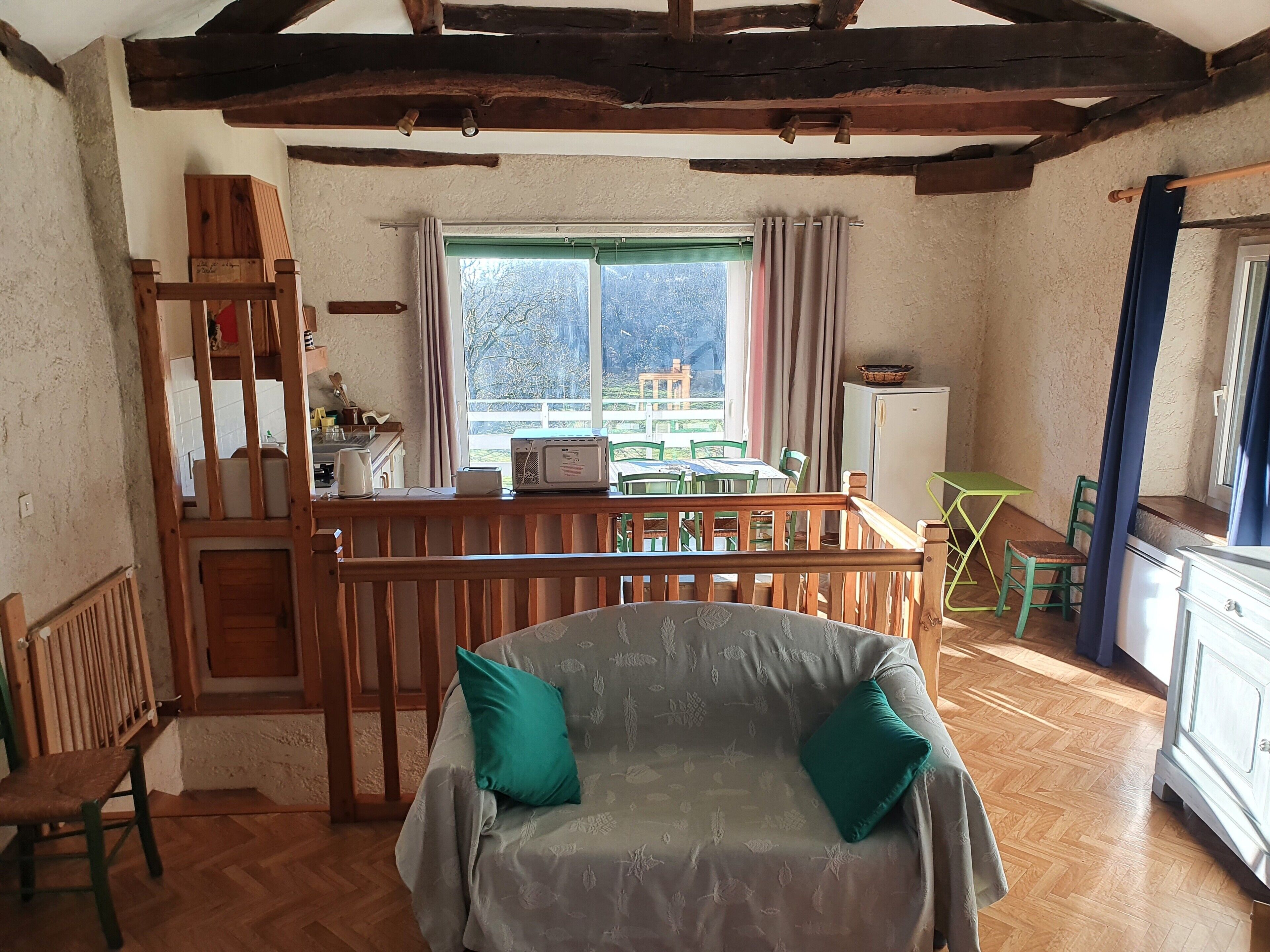 Télévision, cheminée, table de tennis de table