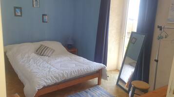 2 bedrooms, iron/ironing board, WiFi